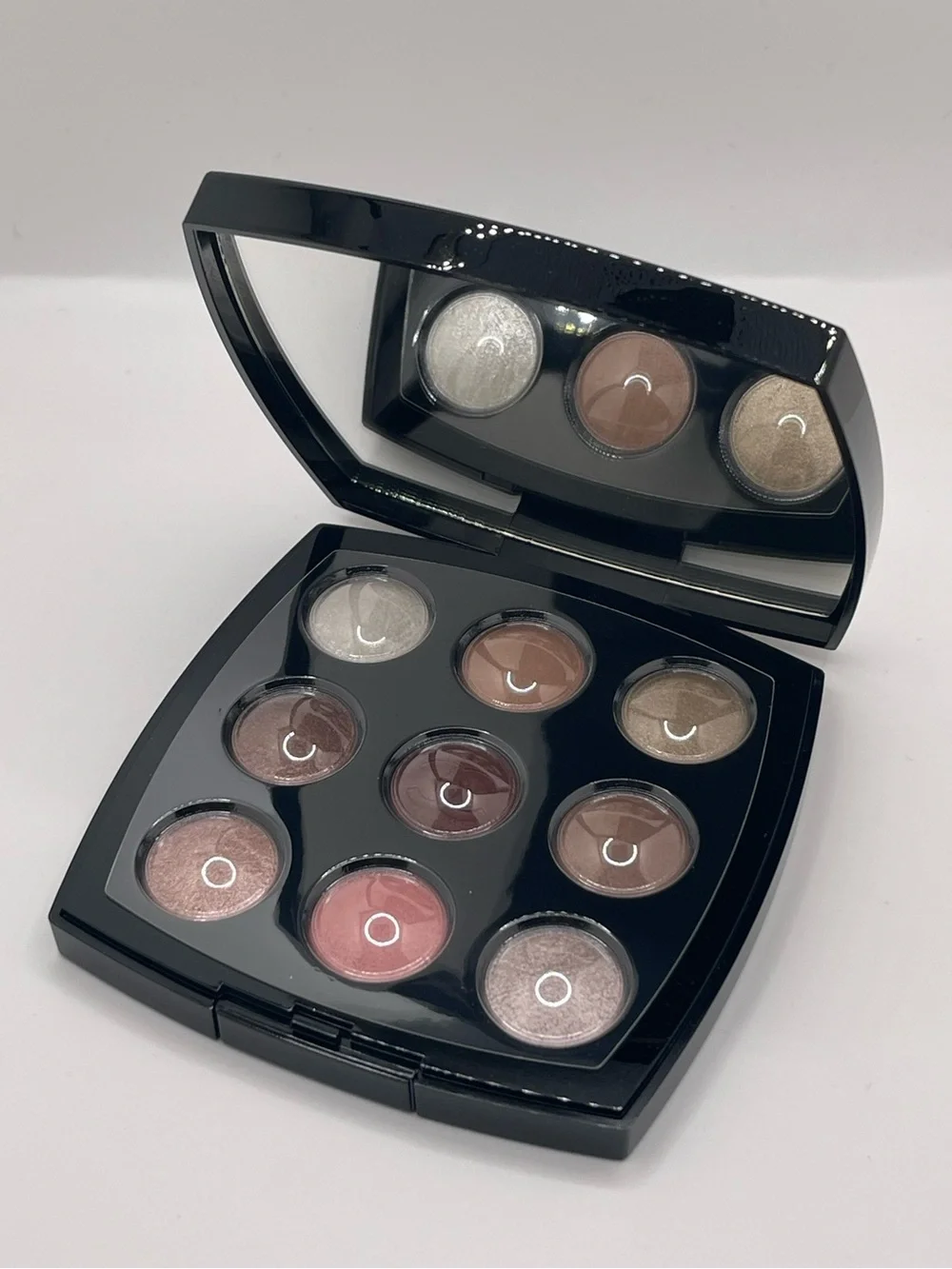CHANEL - Les 9 Ombres “ 587 The New Smoky”